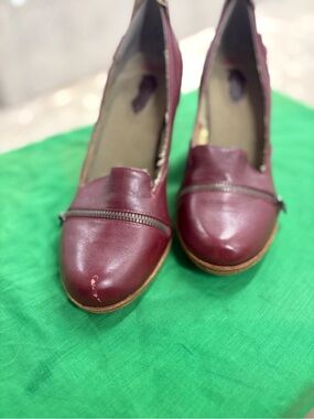 London Underground Burgundy Leather Round Toe Slip-On Pumps Zip Accent Women’s 9
